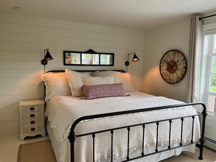 Chumba kizuri cha kulala chenye utulivu na kitanda cha KIFALME, dirisha kubwa lenye mandhari nzuri ya bwawa na ua wa nyuma.  Dirisha lina vivuli vya kuchuja na mapazia ya kuzima.  Wageni wengi wanatuomba tukusanye kitanda cha mtoto kwenye kabati la nguo.