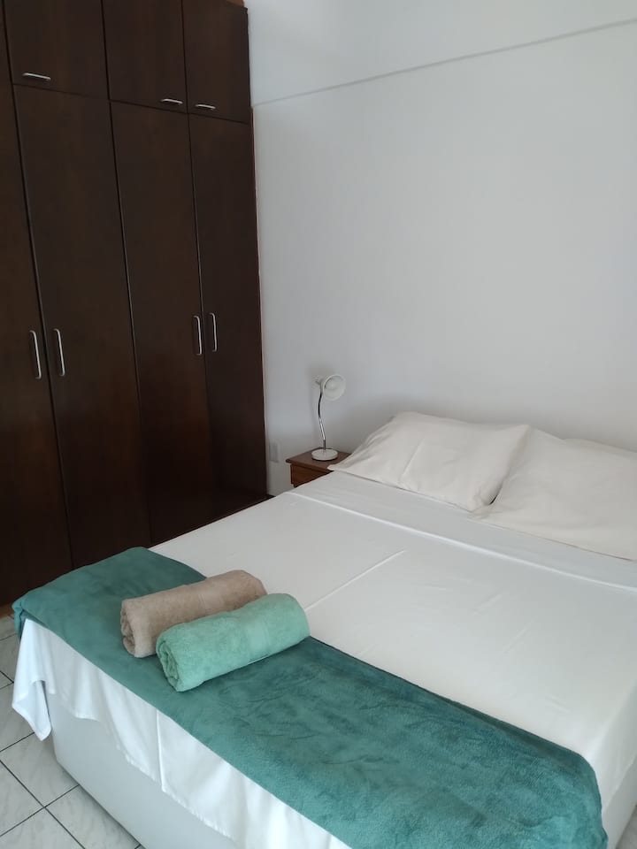 Cama box-ის წყვილი ემა. Საწოლის/აბაზანის თეთრეული, საბნები, ბალიშები. Თავსაბურავები, სანათური. არმარიო და თაროები. Ar Split. Homeoffice. Ფანჯარა ტილოთი, ტენტი,ფარდა შავით.