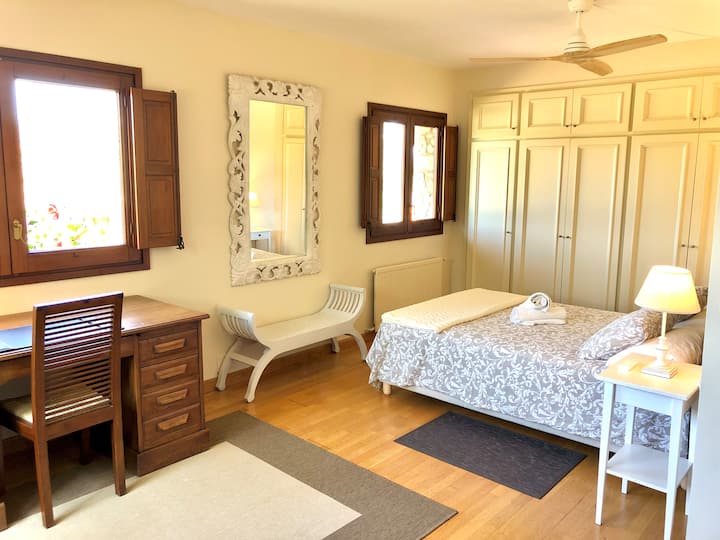 Голяма стая с изглед към градината, легло с размери 140x200