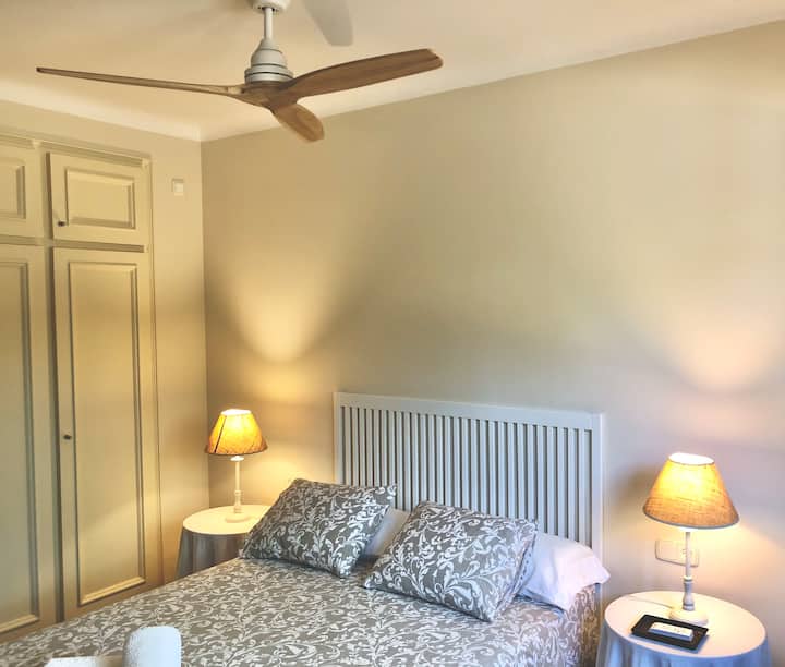 Голяма стая с изглед към градината, легло с размери 140x200