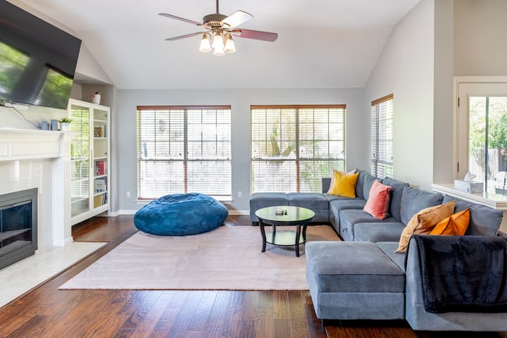 Spacious 4BR Home Away From Home w/Hot Tub!