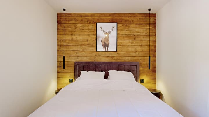 160x200 double bed
4-season duvet 220x240
Great dressing room
Blackouting curtains
Linens not provided 