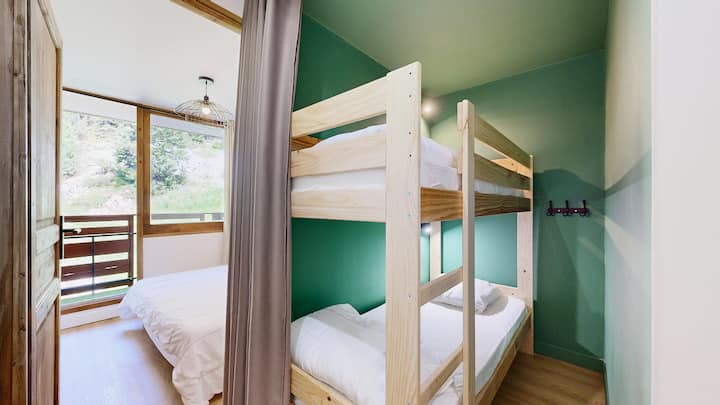 Mountain corner 2: bunk beds 80x180
140x200 duvets
1 e-reader + 1 outlet per bed
1 blackout curtain
The mountain corner is an alcove in the hallway separated from bedroom 2 by a door. Linens not provided