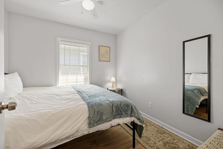 "Pumzika katika chumba chetu kidogo cha kulala, ambapo urahisi unakidhi utulivu. Furahia sehemu tulivu yenye mistari safi na sauti za kutuliza kwa ajili ya usingizi wa usiku wenye utulivu."

