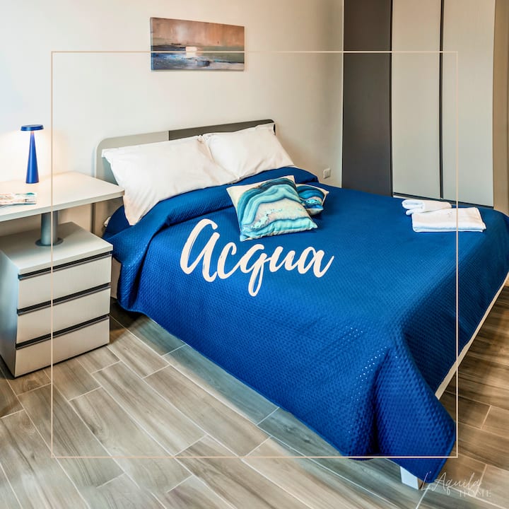 Benvenuti nella stanza Acqua, un'oasi di relax e tranquillità. I toni blu creano un'atmosfera serena e rilassante. Il letto matrimoniale è arricchito da piumini e lenzuola di alta qualità per garantire un sonno rigenerante.