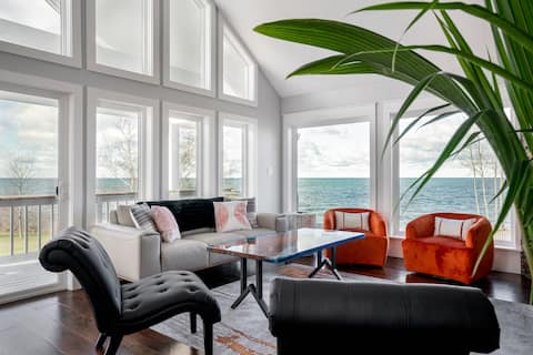 The Lakeshore Cottage