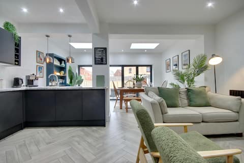 Stunning, spacious, city home. Free parking