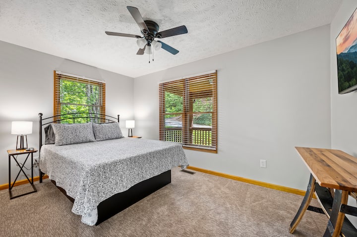 Acogedora cama tamaño queen, armario y televisor inteligente con Roku