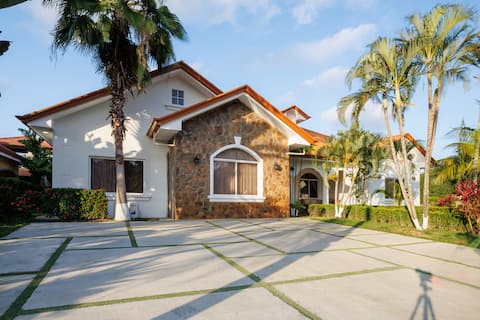 +25 Beach House Tela with Private Pool and Games