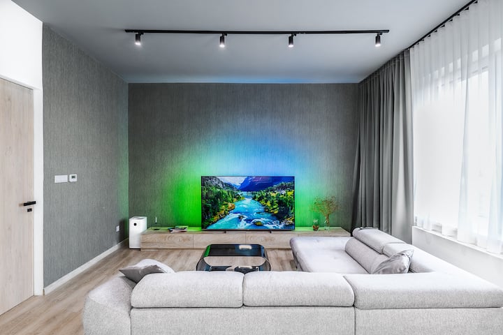 Телевизор со дијагонала од 65 инчи, LED подсветлување, YouTube Premium без реклами и над 150 телевизиски канали 