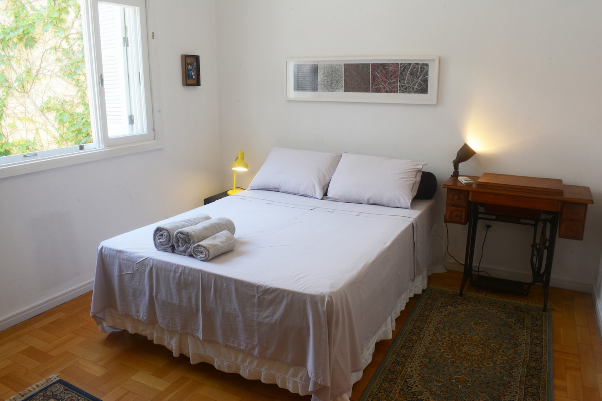 Общежитие с двойно легло и климатик. следобедно слънце.