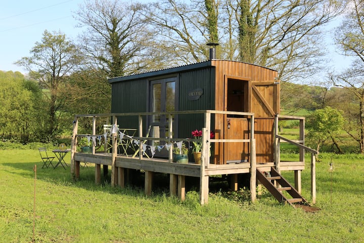 Hettie, Charming Shepherd Hut  With River Frontage - Honiton