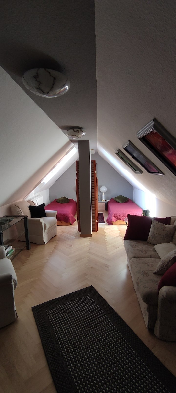 Dhoma e gjumit ka 2 krevate tekë, me përmasa 90 cm x 200 cm. 
E pajisur me një ndarës ekrani/dhome për privatësi.
Ngjitur është një dhomë e vogël ndenjjeje me një divan krevat dhe televizor.