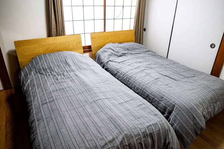 חדרי שינה, שתי מיטות יחיד. בכל חדר שינה יש גם מיזוג אוויר.