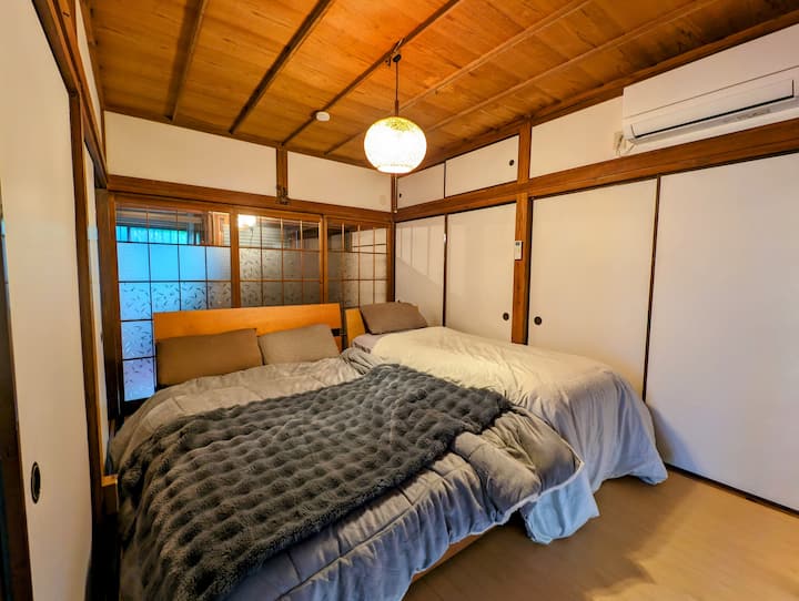 מיטה זוגית במיטת יחיד
אפשר גם להשתמש בו כחדר שינה נפרד, כך שתוכלו להשתמש בו כחדר שינה נפרד