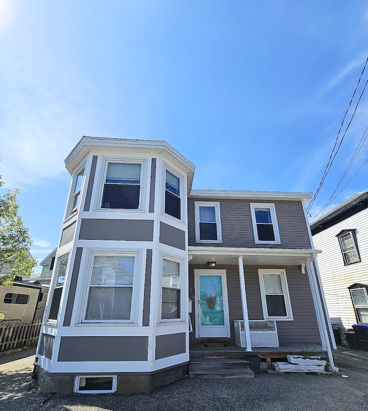 Spacious 4bd Apt. Sleeps 9. Pets Ok. 2 Free Parkin - Old Orchard Beach, ME