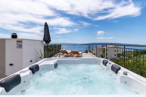 Top Airbnb: Modern apartment with jacuzzi in Grad Makarska