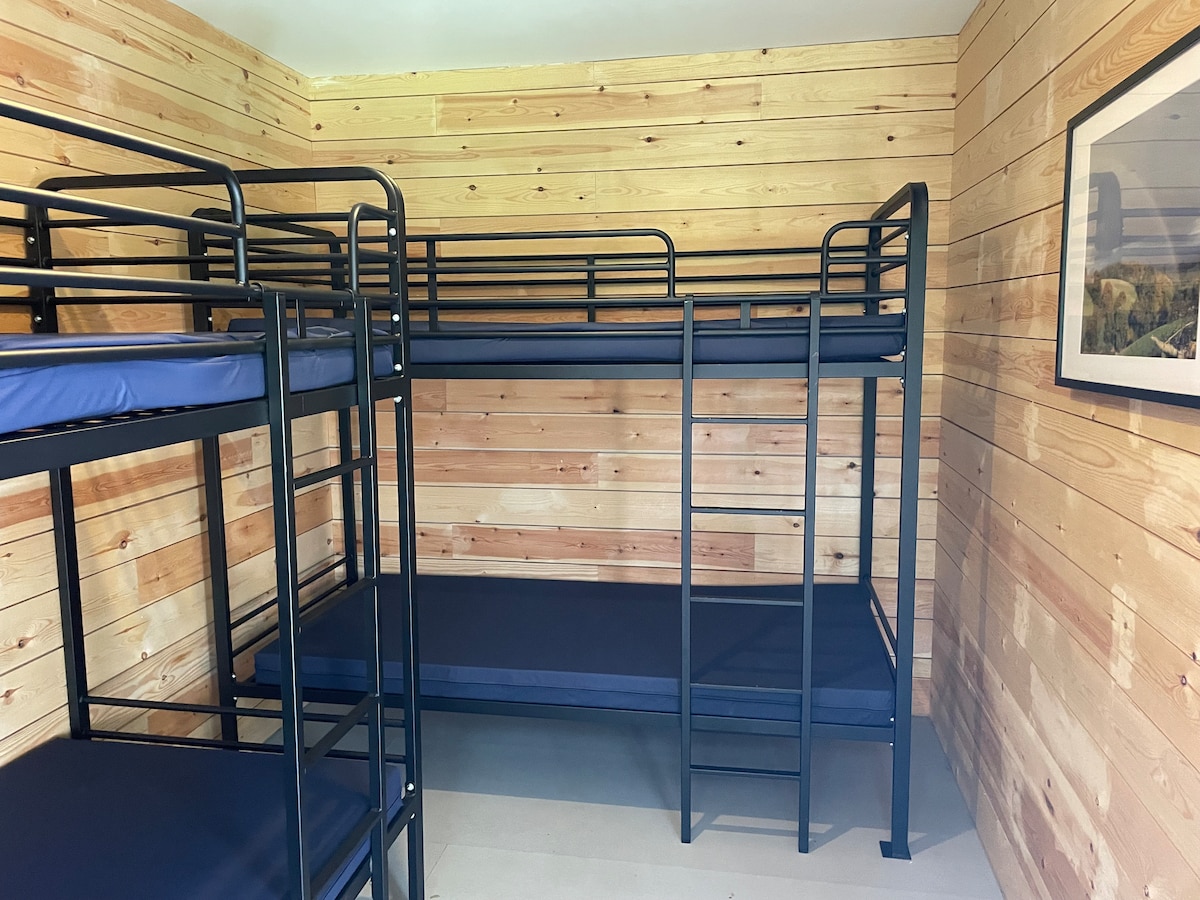 Vyumba hivi hulala watu 4. Kuna dirisha ambalo linafunguka na lina kizuizi cha kuteleza. Pia kuna radiator ambayo inaweza kurekebishwa. 

Mipangilio mingine ya chumba inapatikana kati ya watu 2 - 6. 