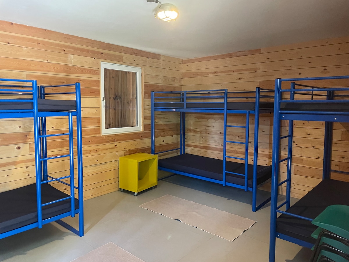 Vyumba hivi vinalala watu 6. Kuna dirisha ambalo linafunguka na lina kizuizi cha kuteleza. Pia kuna radiator ambayo inaweza kurekebishwa. 

Mipangilio mingine ya chumba inapatikana kati ya watu 2 - 6. 