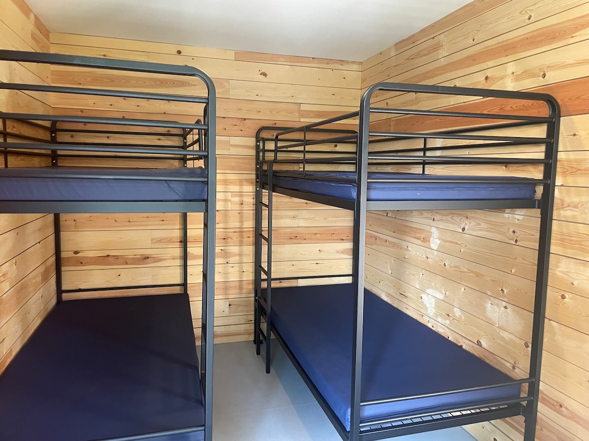 Vyumba hivi hulala watu 4. Kuna dirisha ambalo linafunguka na lina kizuizi cha kuteleza. Pia kuna radiator ambayo inaweza kurekebishwa. 

Mipangilio mingine ya chumba inapatikana kati ya watu 2 - 6. 