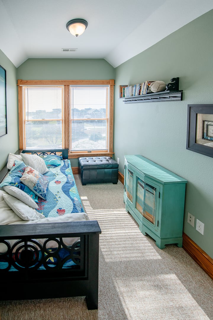 Vyumba viwili viwili vinavyofanana vya kitanda cha mchana vinavyofaa kwa ajili ya kupiga makasia, kuweka nafasi au hata chumba kidogo cha kulala kwa ajili ya watoto 