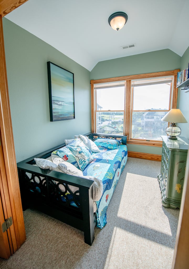 Mojawapo ya vyumba viwili pacha. Kumbuka kwamba vyumba hivi ni vidogo visivyo na makabati