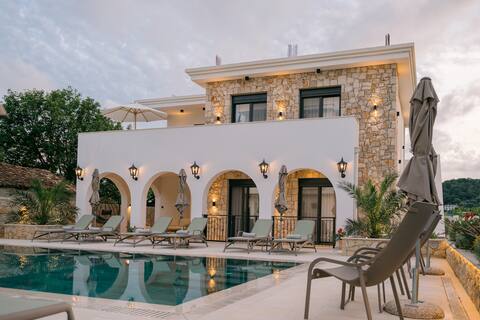 Deluxe Villa with Pool and Jacuzzi