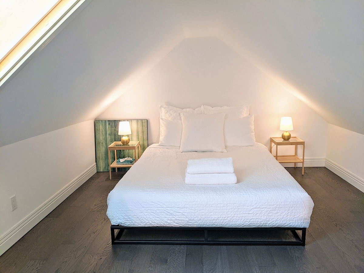 Espacio limpio e iluminado por el sol con tragaluces que llenan la habitación con luz natural. El dormitorio del loft tiene un techo inclinado, por lo que es más adecuado para huéspedes de menos de 6 pies. Incluye un baño privado con persianas desplegables para mayor privacidad.