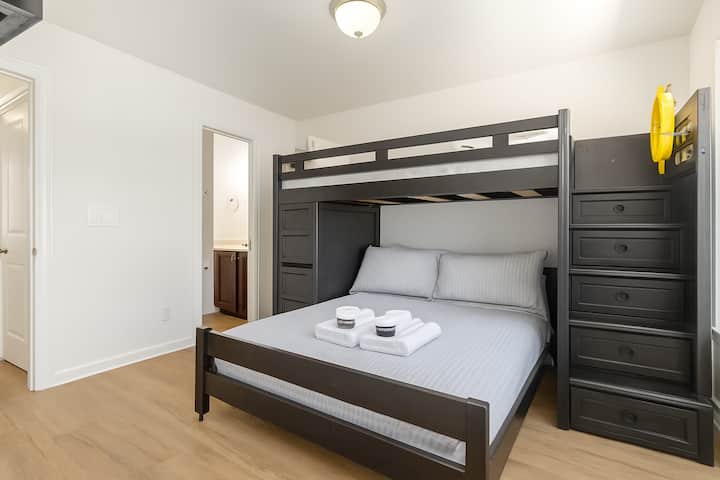 Pacha juu ya kitanda cha ghorofa nzima kilicho na bafu kamili la kujitegemea 