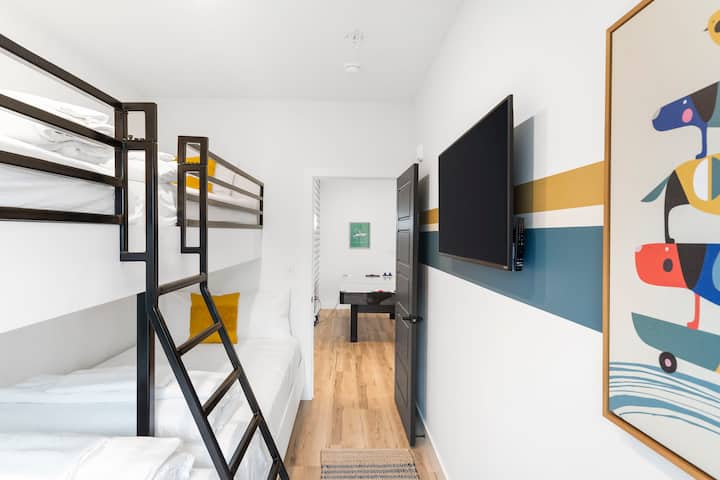 Literas hechas a medida con colchones, mantas,  edredón y cortinas opacas extremadamente cómodas. 