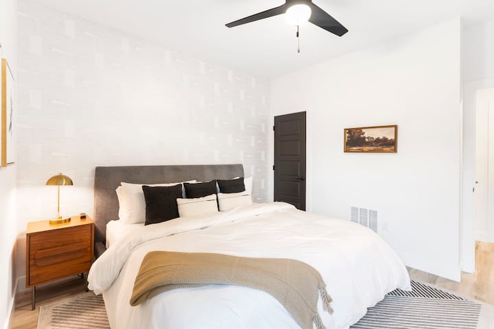 Dormitorio 4 con una cama tamaño king. No hay mantas delgadas aquí, usamos edredones para lo último en comodidad lujosa.