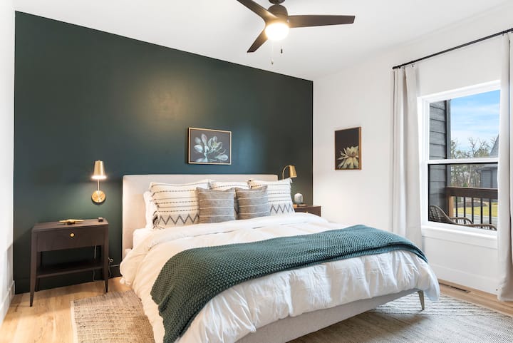 Dormitorio 2 con una cama tamaño king. No hay mantas delgadas aquí, usamos edredones para lo último en comodidad lujosa.