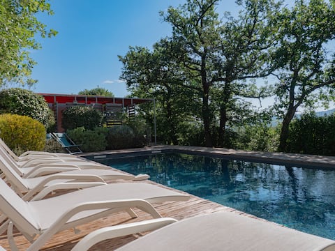 Villa facing Mount Bouquet