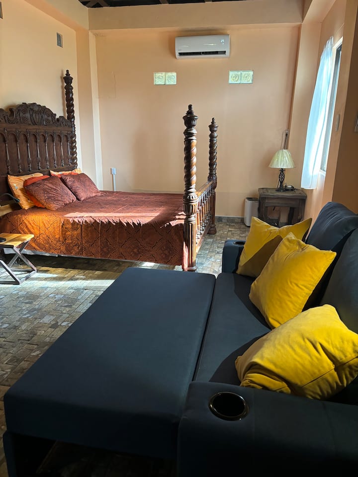 ห้องนอนขนาดคิงไซส์ปรับอากาศ (เป็นที่พักที่มีเครื่องปรับอากาศเพียงแห่งเดียวในที่พัก) โซฟายังยื่นออกไปเป็นเตียง