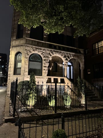 Club Salon Sleeps 10-20 Free Parking & TV