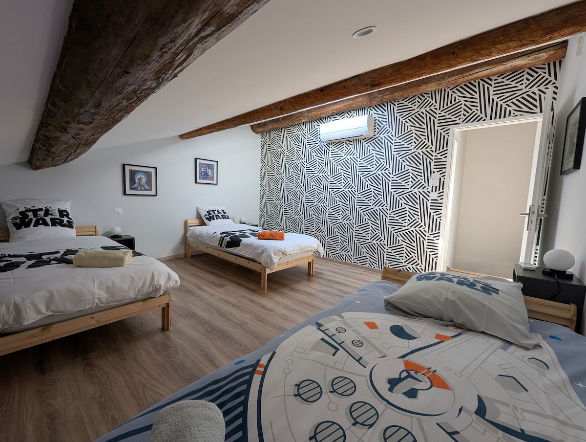 Ორი დიდი კონდიცირებული საძინებელი ველუქსის ფანჯრით მაღლაა.

Აქ არის საძინებელი 2 სამი ერთადგილიანი საწოლით 90x200
(შესაძლებელია ორი საწოლის შეხამება)