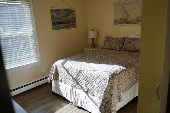 Downtown Newport/2 Bedroom w/ Parking/Newport Loft gallery image 3