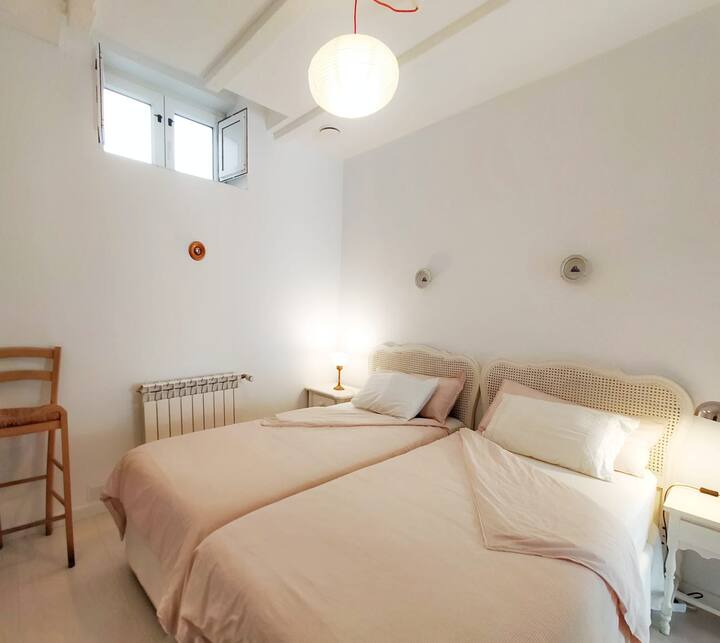 Tranquilo y agradable dormitorio de dos camas y gran armario. En los canapés bajo las camas hay almohadas extra y ropa de cama por si fuera necesario cambiarlas.