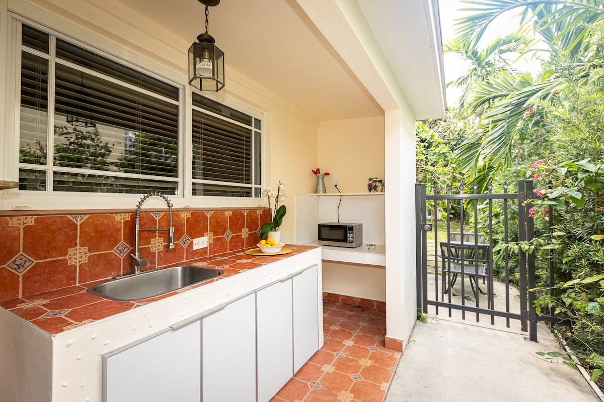 Popular Airbnb listing: Private studio/bath. Nice location! in Shorecrest