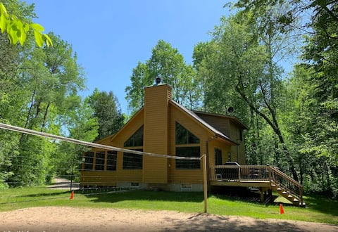 Quiet Betsie River Cabin+Game Rm+Kayaks, Cryst Mtn