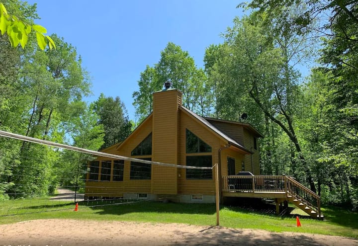 Quiet Betsie River Cabin+Game Rm+Kayaks, Cryst Mtn