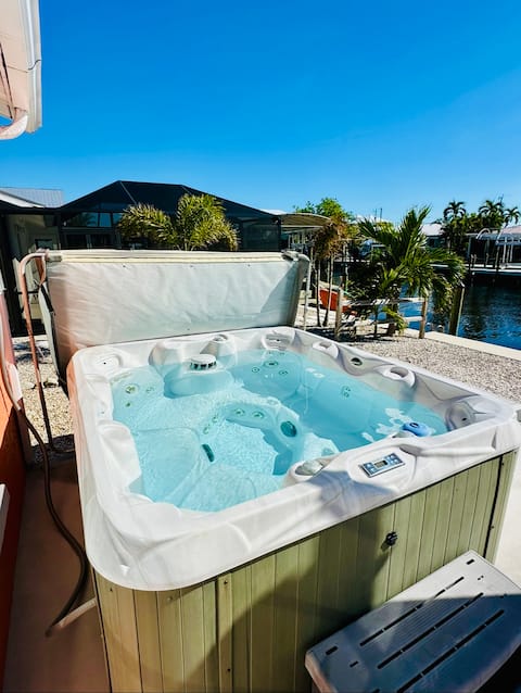 3br 2bath Waterfront hot tub bikes kayaks and dock