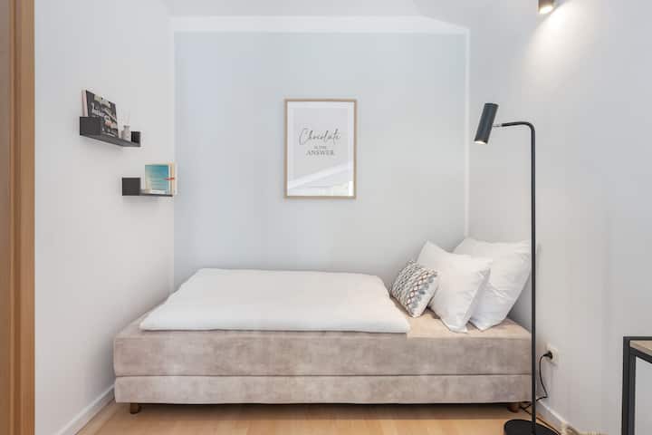Canapé-lit (80 x 200 cm) pour 5ème invité sur la galerie ouverte avec escalier en colimaçon (pas de pièce fermée à clé !) | Canapé-lit (80 x 200 cm) pour 5ème personne sur la galerie ouverte avec escalier en colimaçon (pas une pièce fermée !).