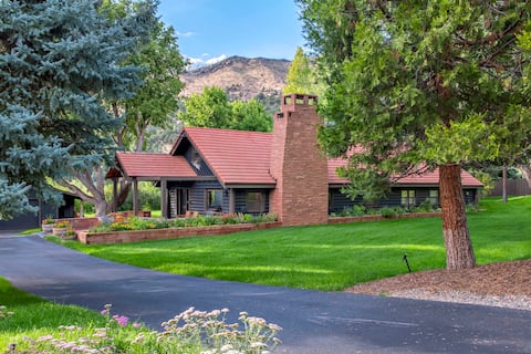 Historic Log Cabin Lodge near downtown Basalt