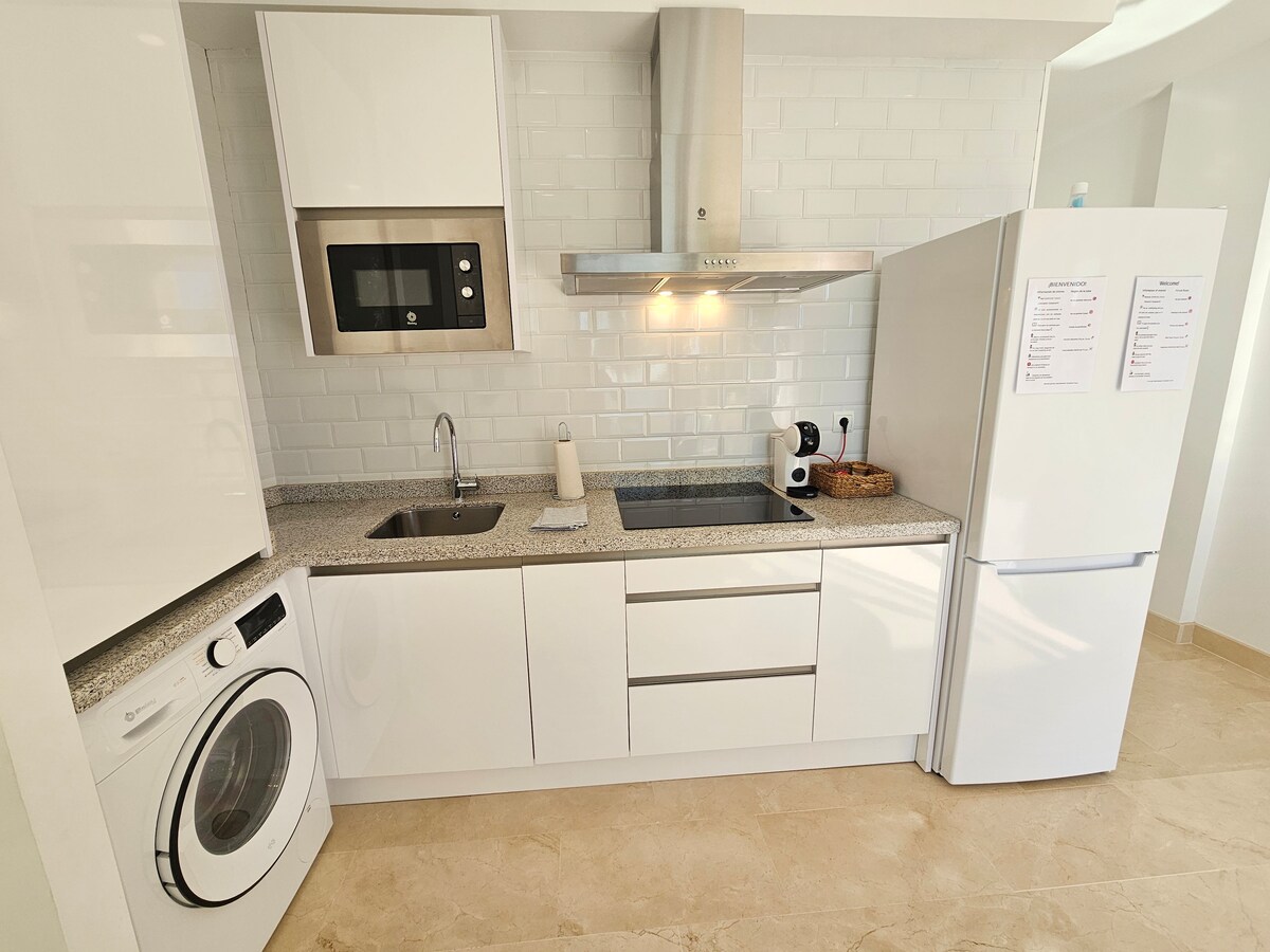 Top Airbnb: Beachfront Apartment 2nd Floor Sea View en Estepona