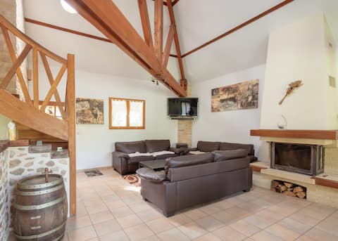 Airbnb performant: House with outdoor games and games library à Sarthe