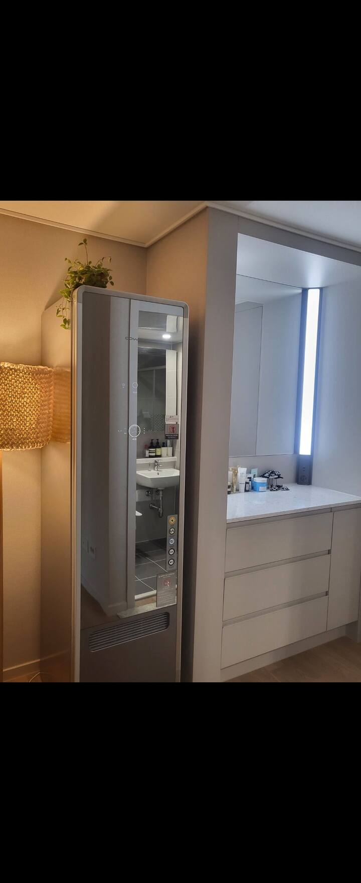 Il vestito e il purificatore d'aria puliscono l'aria nella camera da letto principale
^ ^