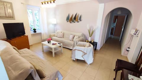 Popular Airbnb listing: Konstan's House in Δήμος Μεγανησίου