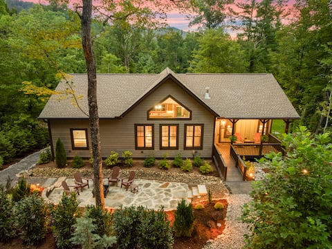 Top performing Airbnb: New Build~Luxury~15 mins to dtown~Firepit~Hot Tub in Royal Pines