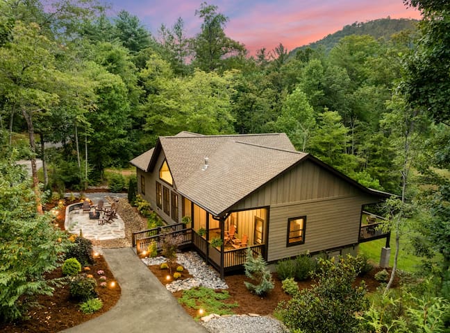 New Build~Luxury~15 mins to dtown~Firepit~Hot Tub